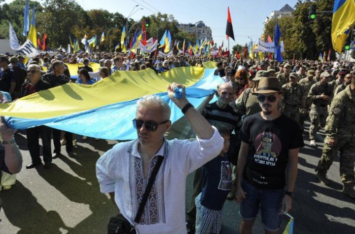 Больше, чем у Кардашьян: на параде в Киеве видели женщину в красном