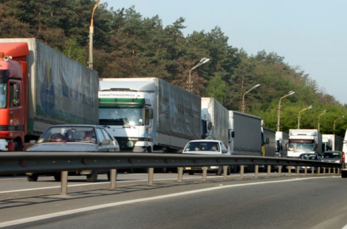В Киеве всерьез и надолго ограничили въезд грузового транспорта