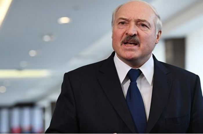 Бацька гарем собрал: Сеть обсуждает сына Лукашенко в окружении красавиц