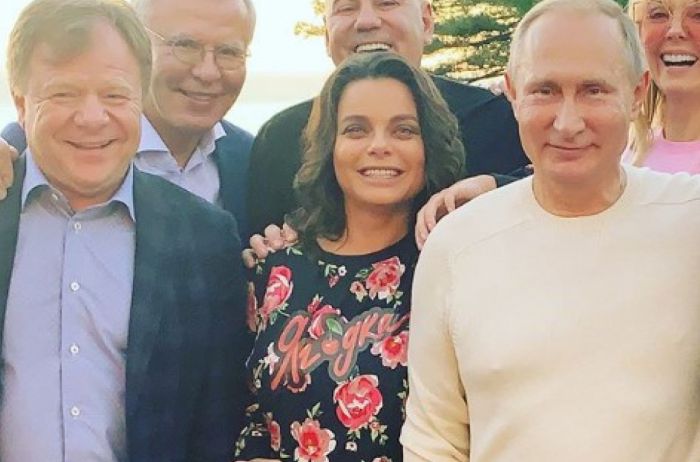 Известная украинская певица поздравила Путина с днем рождения, чем разгневала фанатов