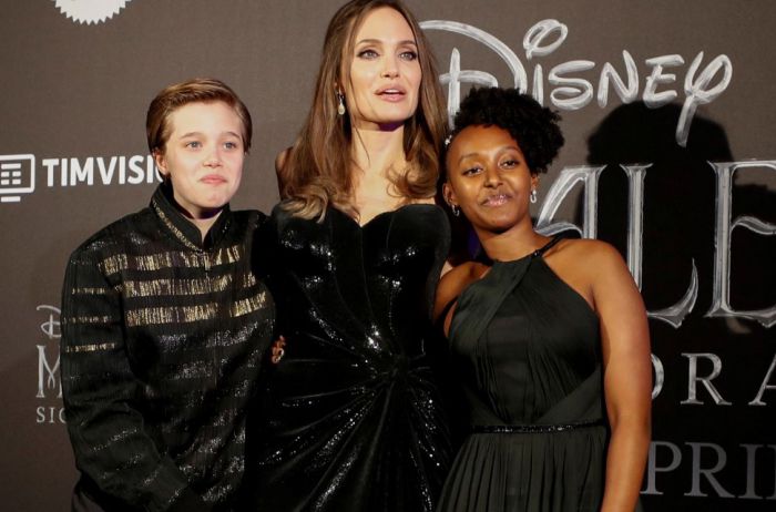 Руки у паха: дочь Джоли шокировала публику своим поведением