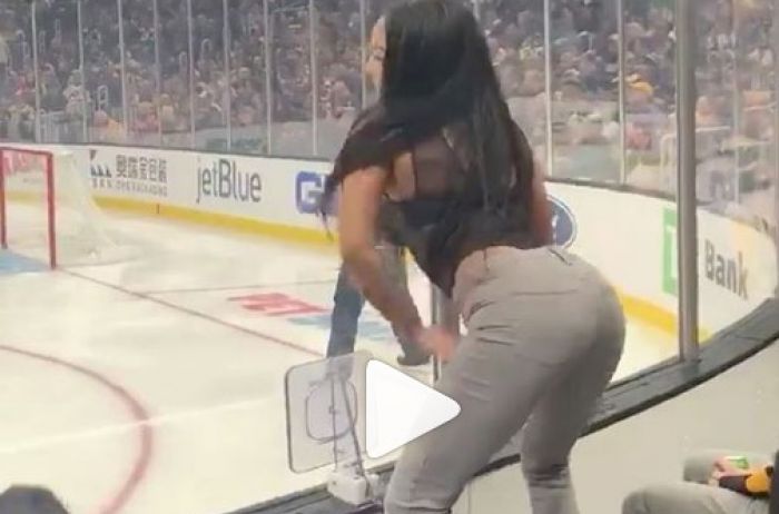 Пошлый танец фанатки возмутил зрителей на хоккейном матче. ВИДЕО