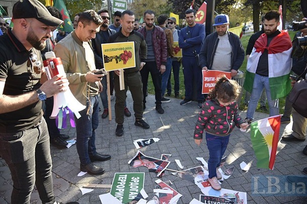 В Киеве у посольства США курды провели митинг
