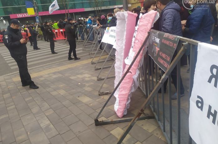 В Мариуполе Зеленского встречали розовым гробом и массовым митингом