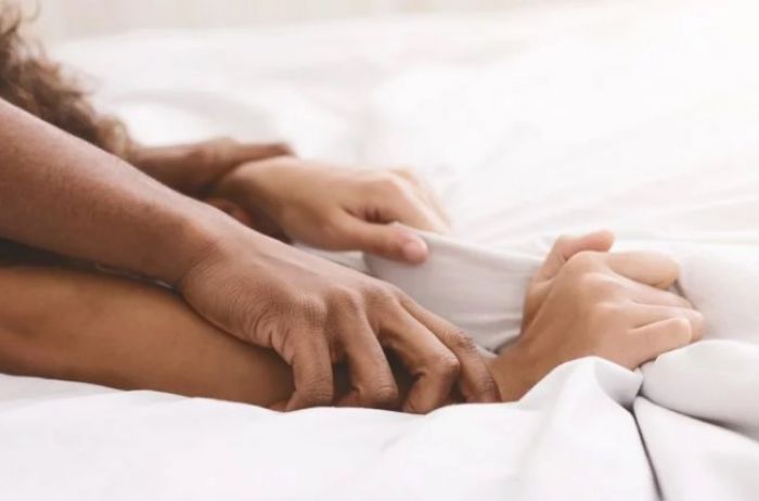 Медики рассказали, от чего может спасти регулярный интим