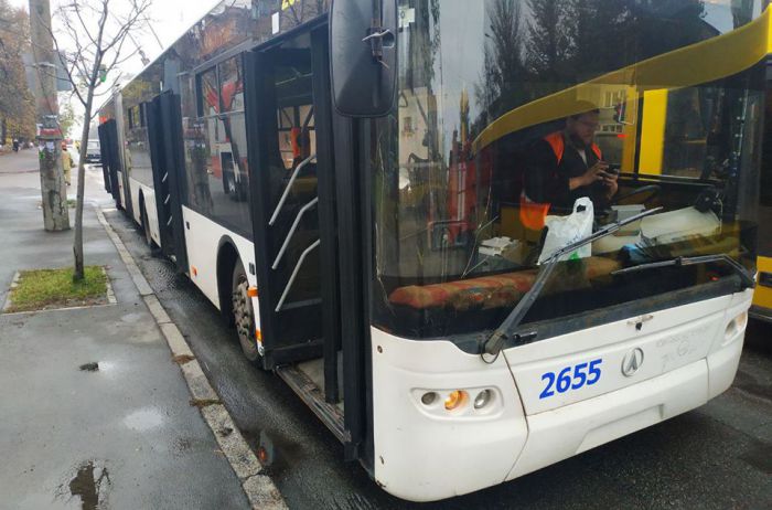 В Киеве вспыхнул троллейбус с пассажирами: водитель не растерялся. ФОТО