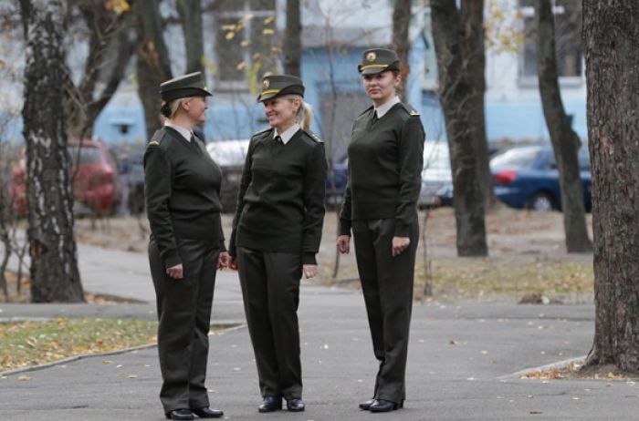 В ногу со временем: Минобороны решило обновить гардероб женщин-военных