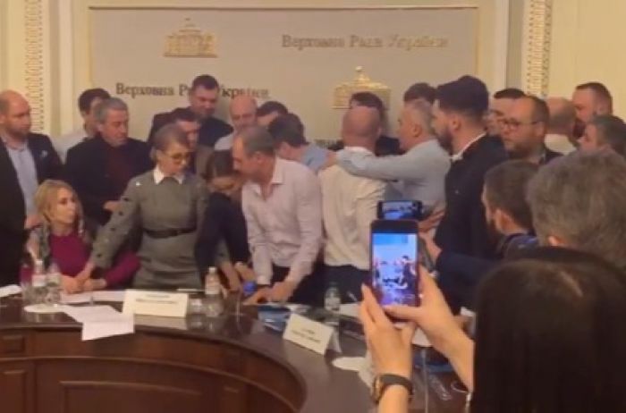 Драки и «бумажное» шоу: Тимошенко и Кива устроили беспредел во время заседания аграрного комитета. ВИДЕО