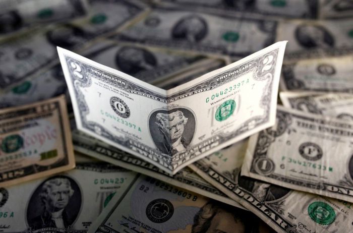 Отчаявшийся доллар пробил «двойное дно»: свежий курс валют