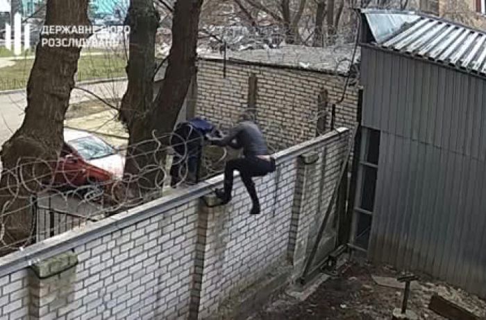 Экс-нардеп Черновол перелезла через забор ГБР и поразила своей дерзостью. ВИДЕО
