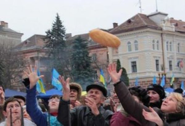 АТБ из-за обычного хлеба превратил украинцев в гладиаторов. ВИДЕО