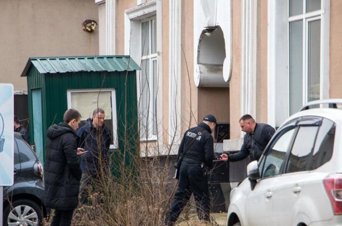 В Киеве охранник открыл стрельбу по коллеге из-за мебели