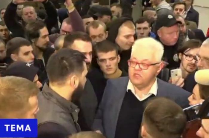 В Киеве соратника Зеленского Сергея Сивохо ударили в спину, он упал на колени. ВИДЕО