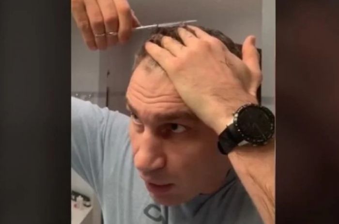 Кличко показал киевлянам, как подстричься самостоятельно