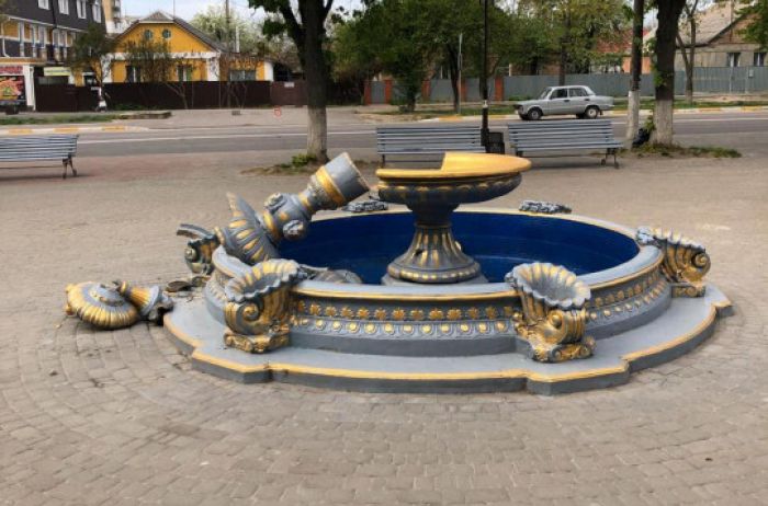 Под Киевом дамочка с ребенком разрушила фонтан. ВИДЕО