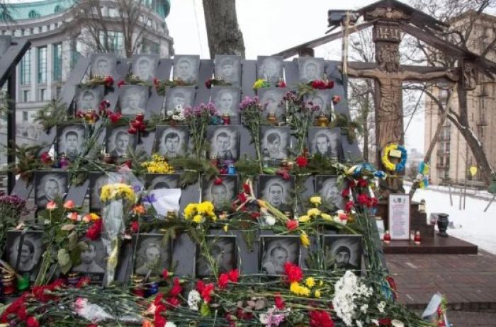 Наплевали на боль жен и матерей: в Харькове разгромили памятник Героям Небесной Сотни