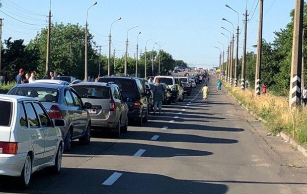 СМИ показали километровые очереди на КПВВ «ДНР»: люди стоят третьи сутки