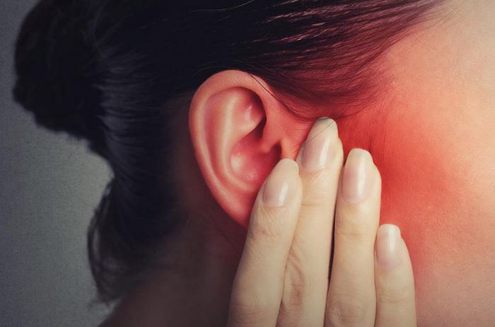 Как успокоить боль в ухе: 4 испытанных способа