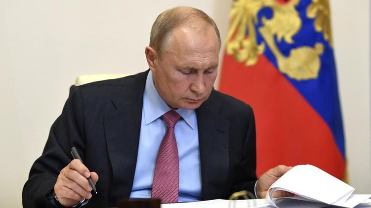 Путин за прошлый год заработал в четыре раза меньше, чем Зеленский