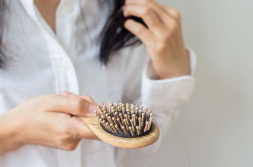 Названы продукты, помогающие бороться с выпадением волос
