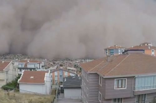 Турция с трудом дышит из-за песчаной бури, а метеорологи прогнозируют наводнения. ВИДЕО