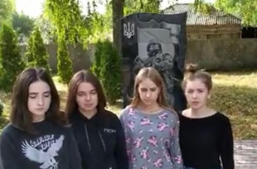 Скандал: школьницы станцевали тверк у мемориала погибшим в АТО ВИДЕО