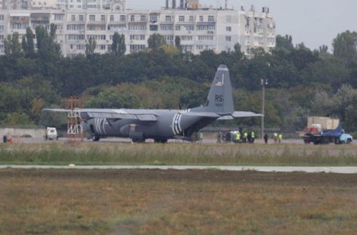В Одессе экстренно приземлился военный самолет США