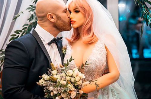Бодибилдеру из Казахстана с третьей попытки удалось жениться на секс-кукле
