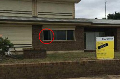 Житель Австралии разглядел в окне старого дома "призрака"