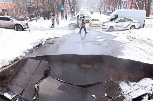 В Киеве часть проезжей части ушла под землю: стала известна причина