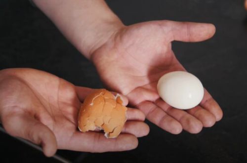 Если скорлупа совсем не крошится: как правильно чистить яйца. ВИДЕО