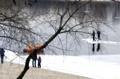 Плавали на льдине: в Киеве чуть не утонули двое мужчин. ВИДЕО