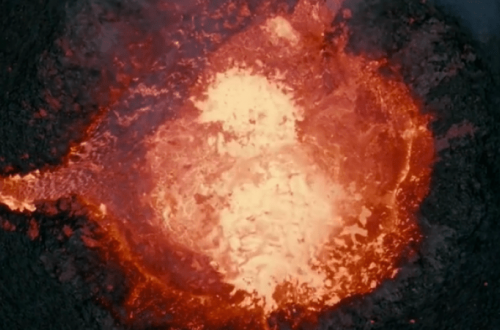 Дрон заснял извержение вулкана, после чего рухнул в его жерло. ВИДЕО