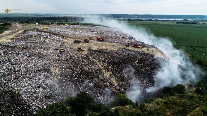 На Тернопольщине горит мусорный полигон