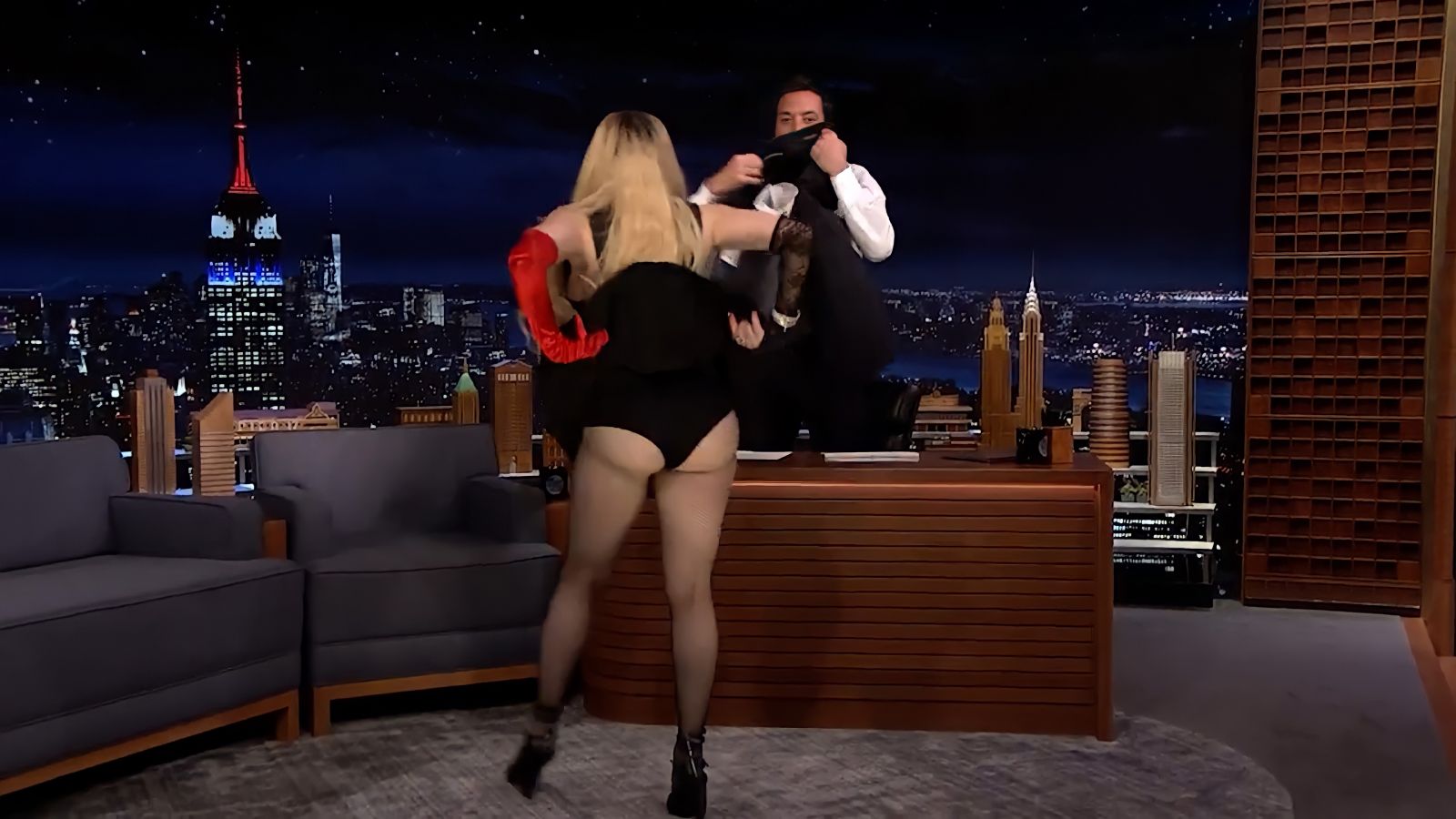 Мадонна задрала юбку и показала ягодицы во время телешоу