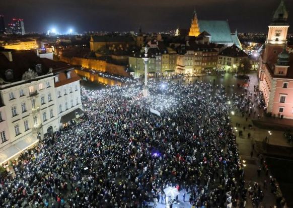 Массовый протест в Польше: из-за дикого закона умерла женщина. ФОТО