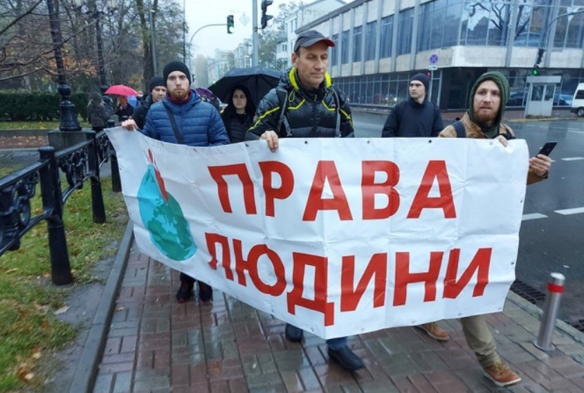 Протестующих не привитых украинцев разгоняют силой: есть потерпевшие. ВИДЕО