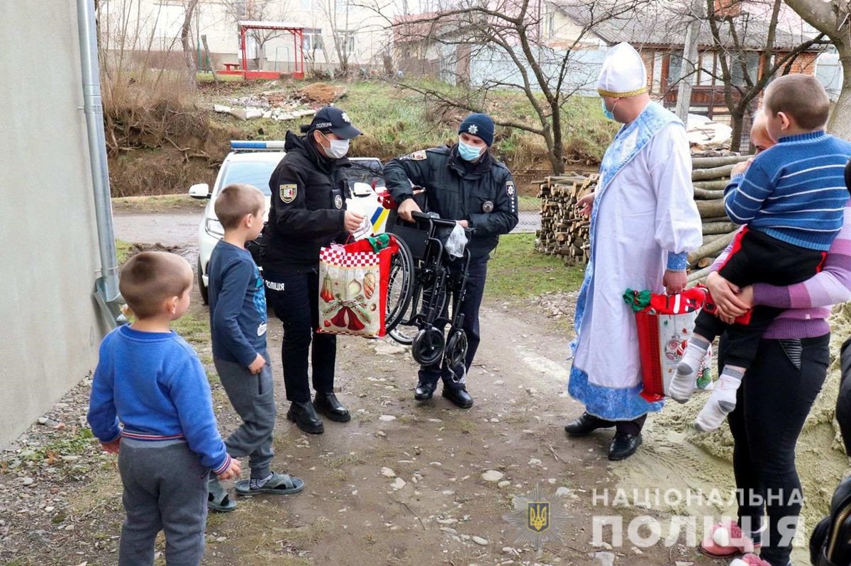 В Украине ребёнок через полицию искал Святого Николая. ФОТО