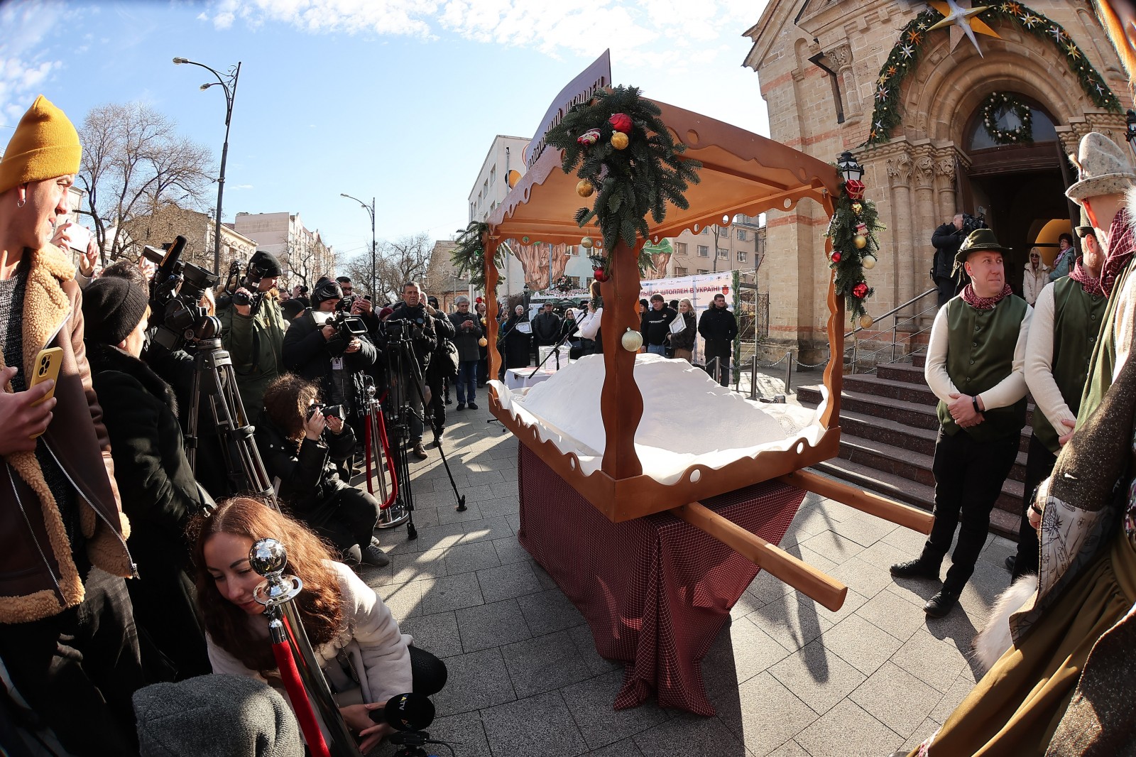 В Украине испекли рекордный рождественский кекс. ВИДЕО и ФОТО