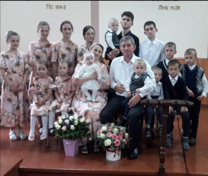 Во Львове женщина родила 16-го ребенка: снимок всей семьи