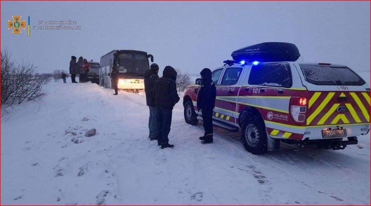 Трудные погодные условия: на Львовщине из сугробов спасали автобусы с пассажирами. ФОТО