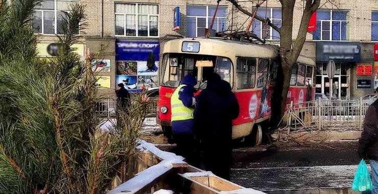 В Харькове трамвай вылетел на дорогу и протаранил ограждение, есть пострадавшие. ФОТО