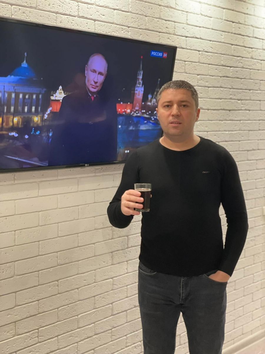 Депутат от ОПЗЖ поздравил людей с Новым годом на фоне «праздничного» Путина