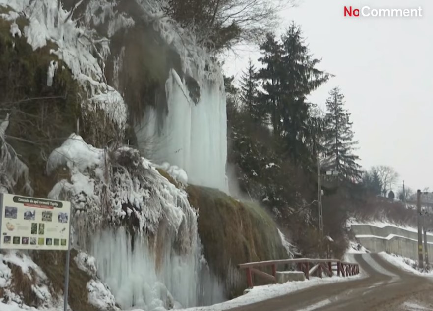 В Румынии замерз водопад, туристы в восторге. ВИДЕО